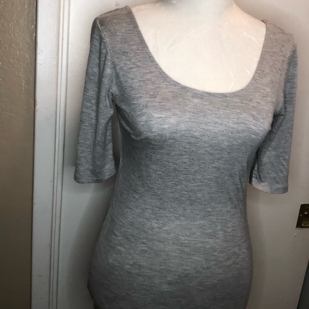 Sz M three quarter sleeve grey top